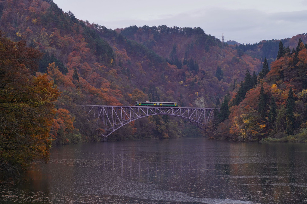 秋色の只見川第一橋梁を渡る