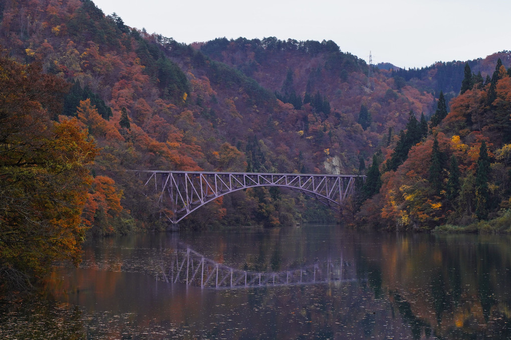 秋色の只見川第一橋梁を渡る