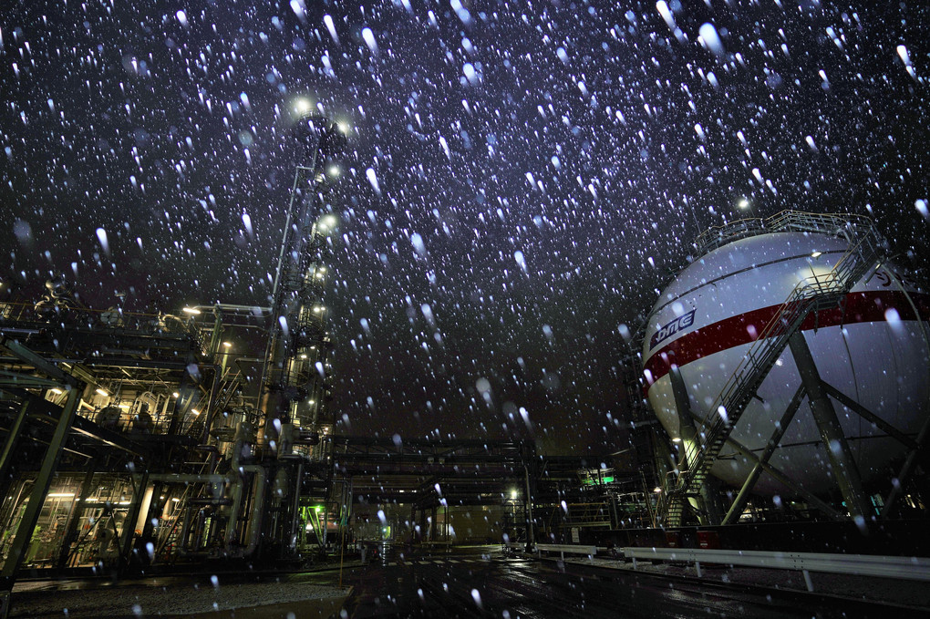 雪の工場夜景