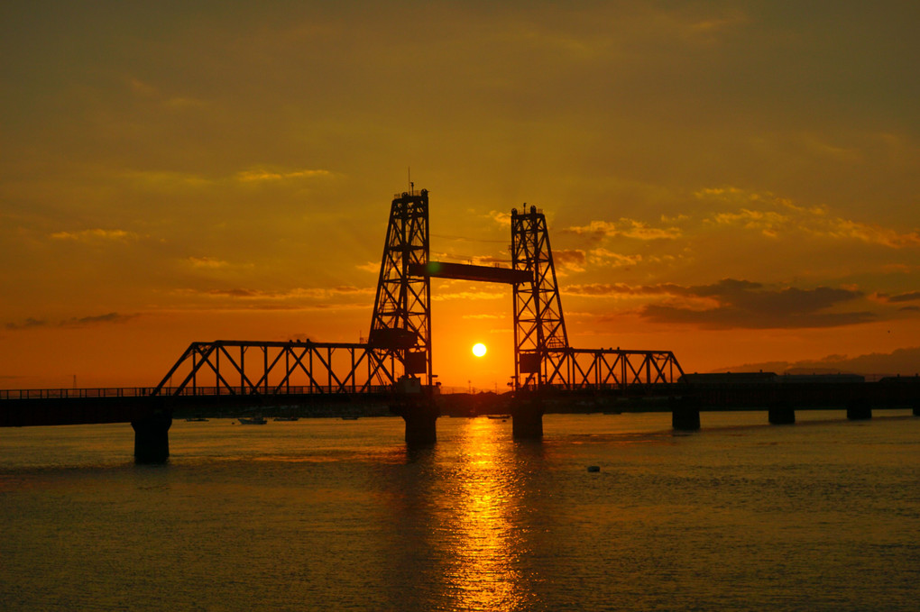 昇開橋に沈む夕日