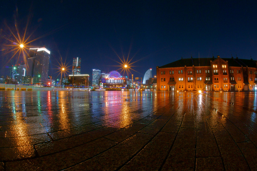雨の赤レンガ倉庫前広場