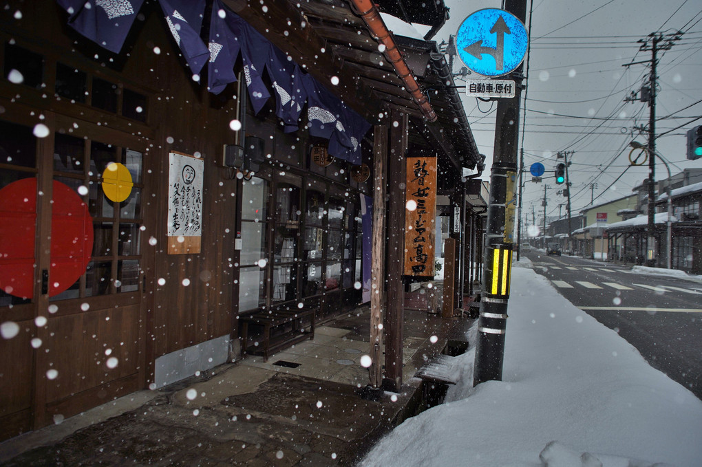 雪の雁木通り