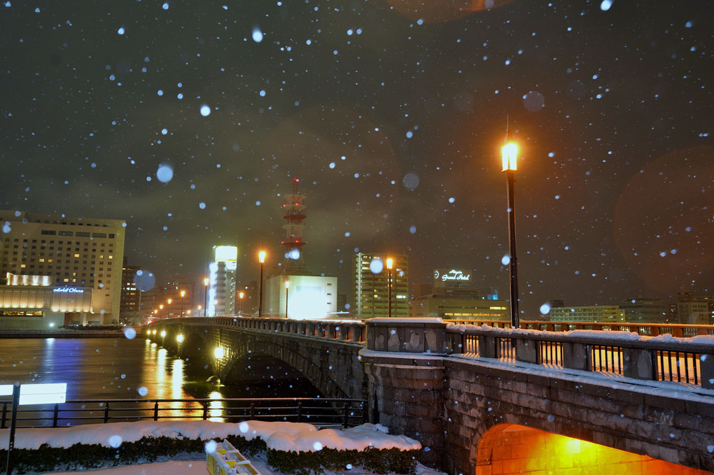 雪夜の萬代橋