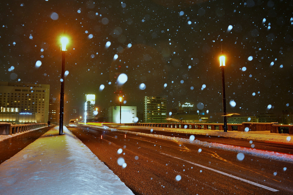 雪夜の萬代橋