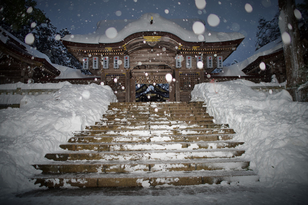 雪降る弥彦神社