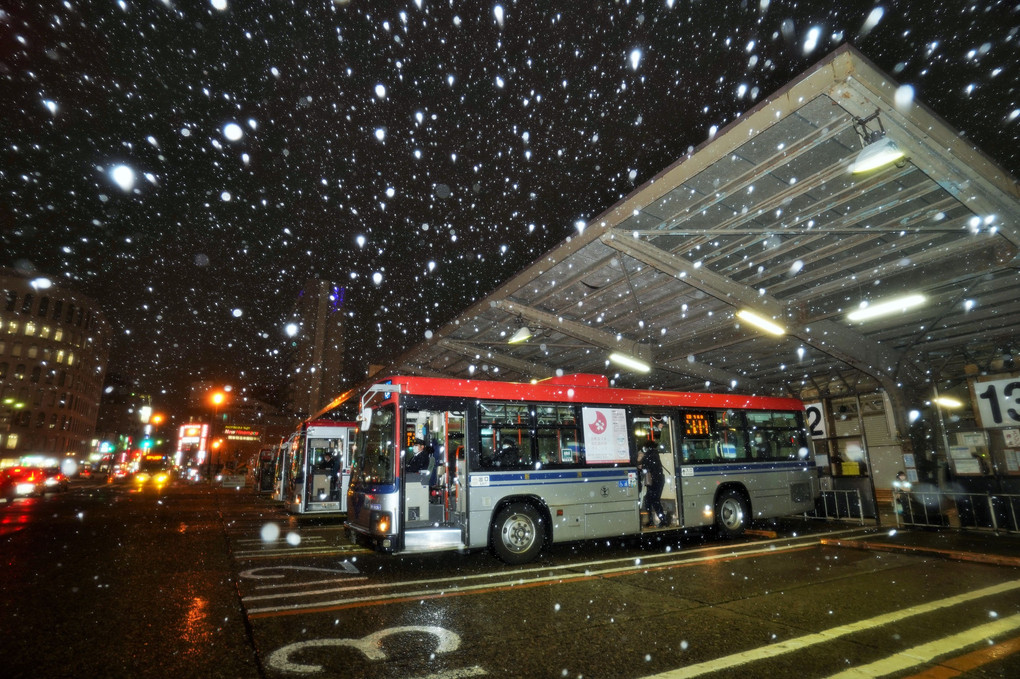 雪降るバスターミナル