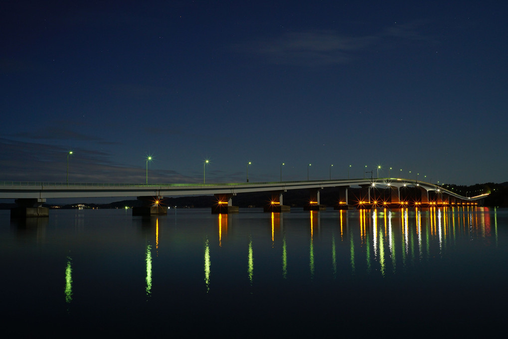 満月に照らされた七尾湾と能登島大橋