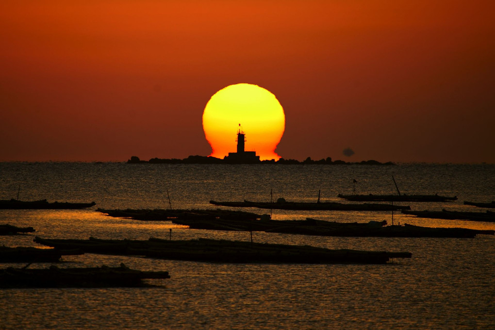 灯台と達磨朝陽