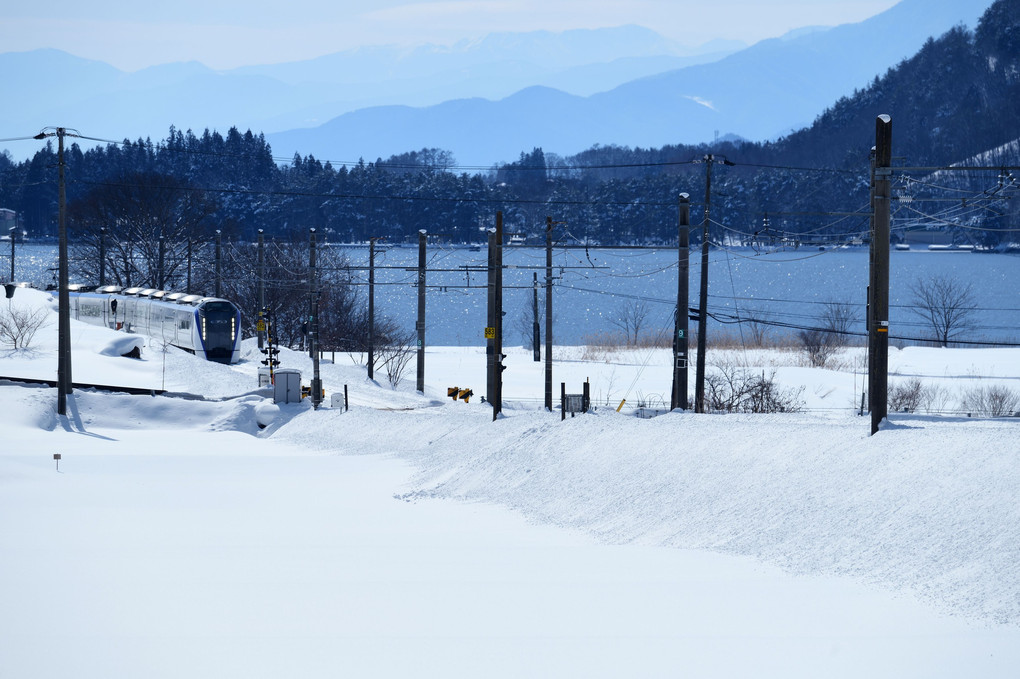 あずさ雪原を行く