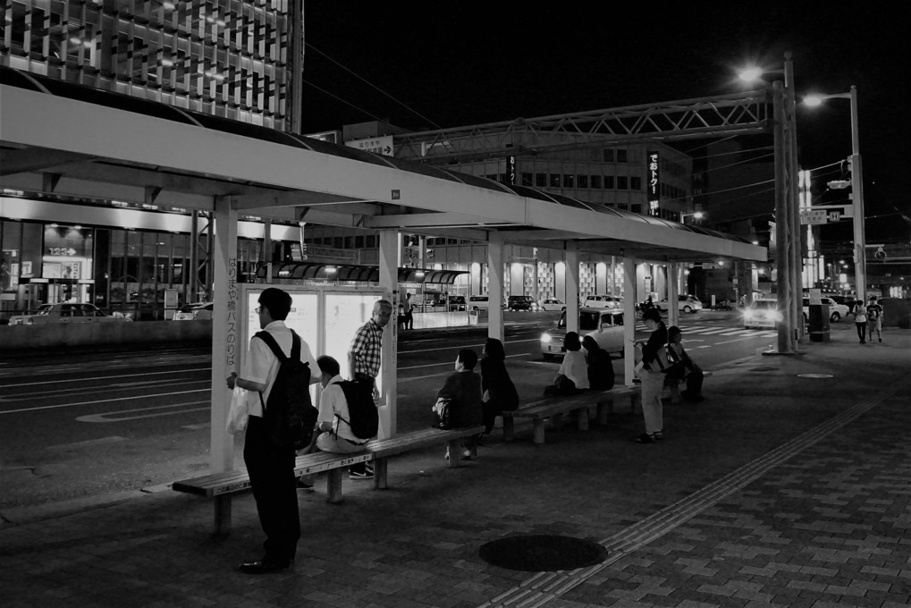 最終バスを待つ人たち