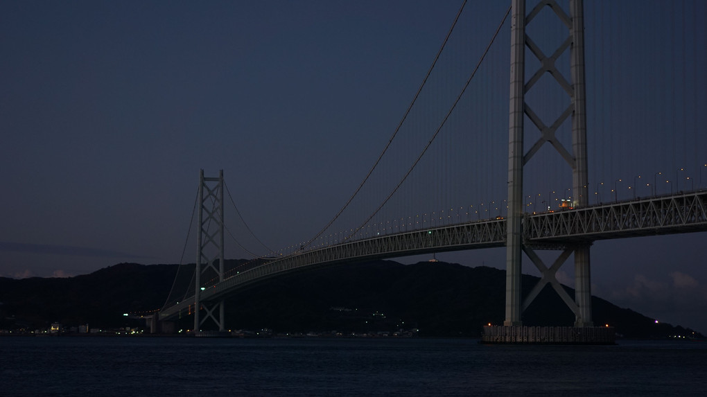夜明け前から日の出までの明石海峡大橋