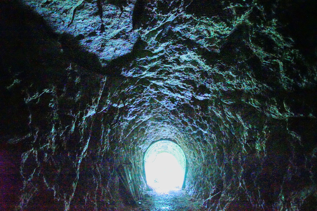 手掘りのトンネル、そして廃線