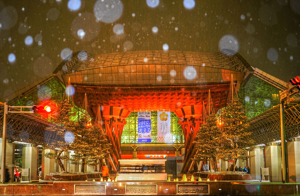 雪の夜の金沢駅鼓門