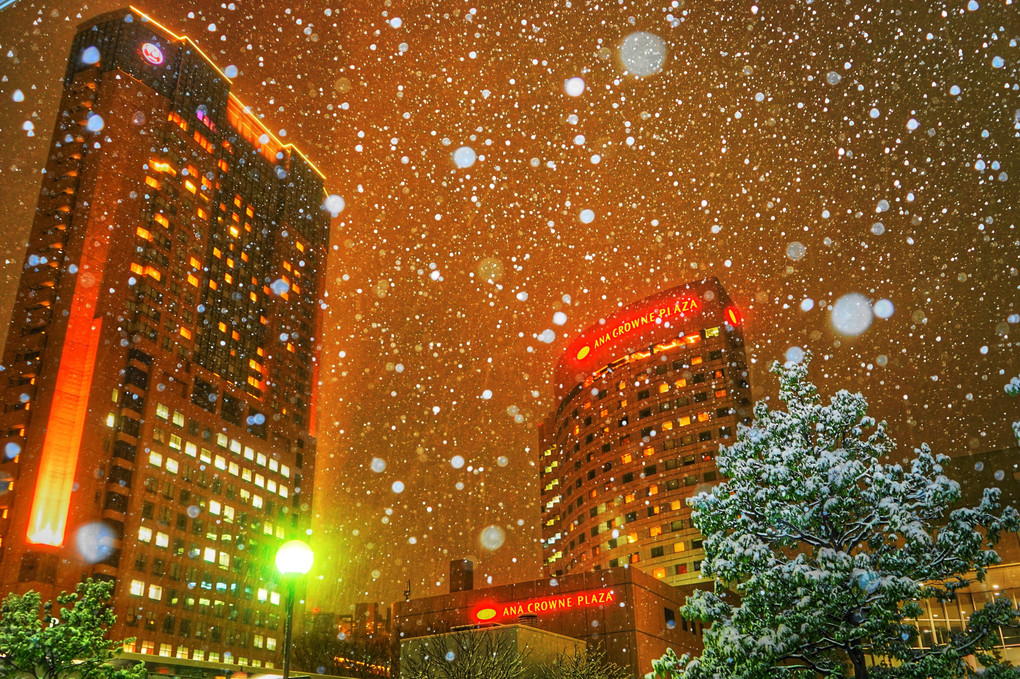 雪の夜の金沢駅鼓門