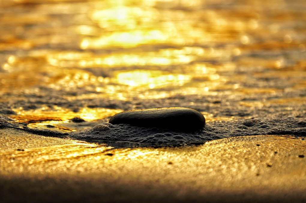 日向の日の出 ~ 波と石っころ
