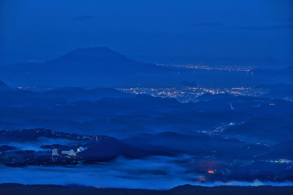 朝日求めて高千穂峰へ ~ 街を臨んで