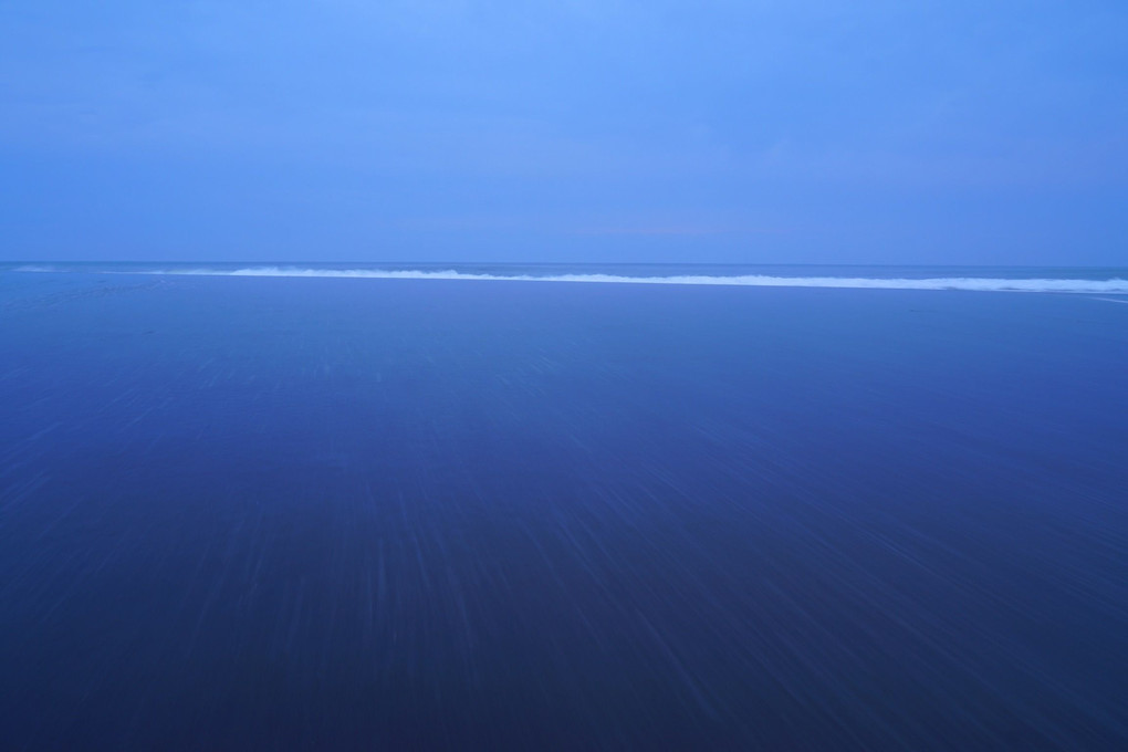 朝の青い海