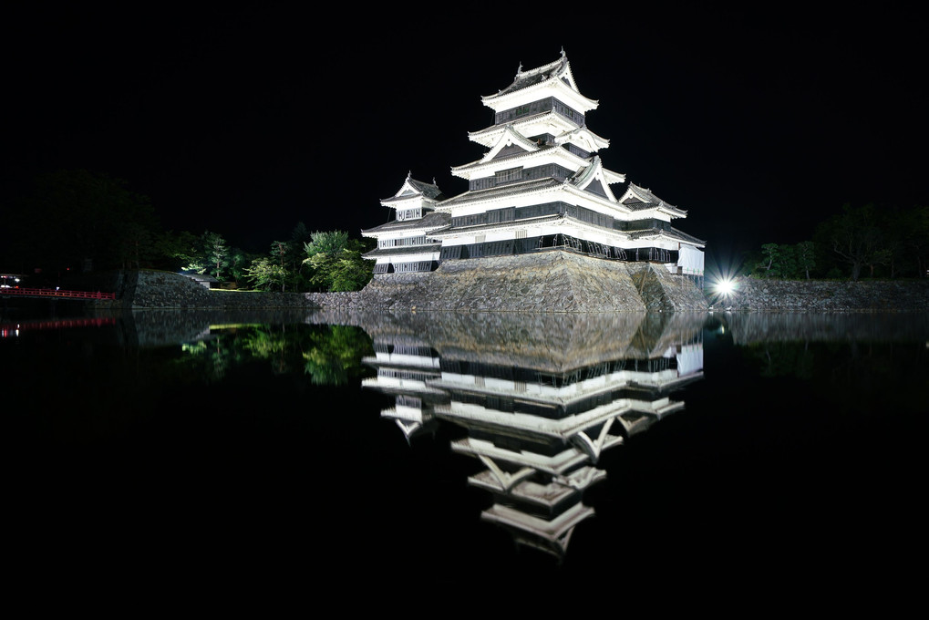夕闇に浮かぶ松本城