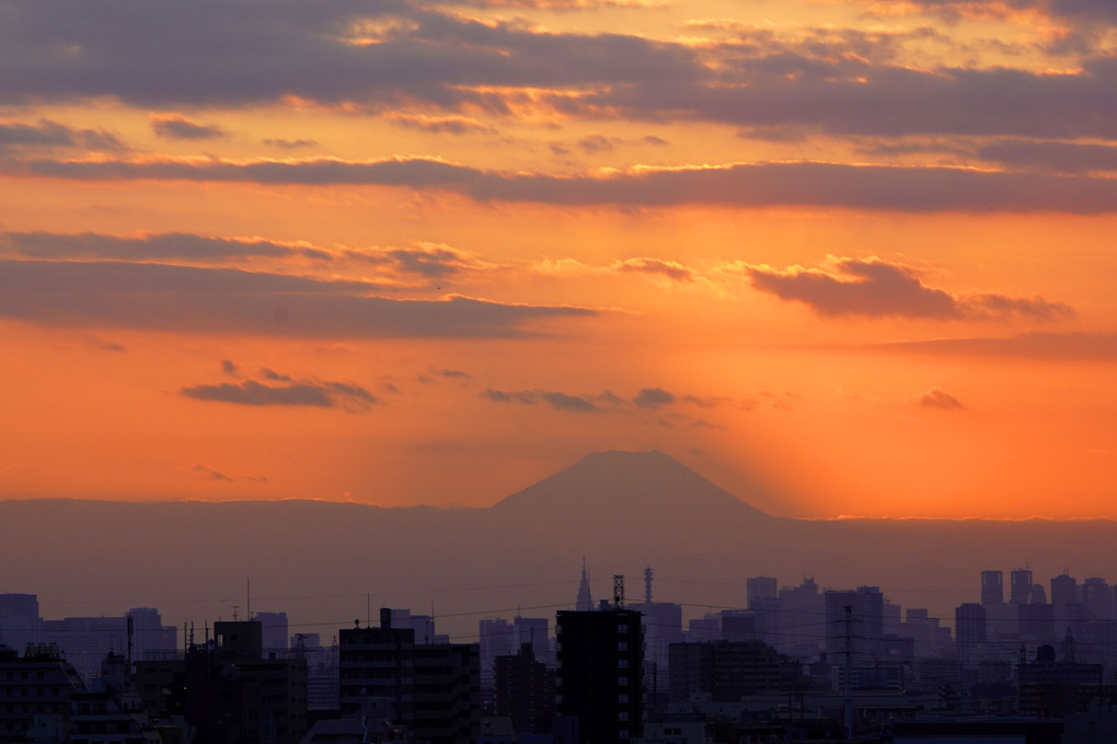富士山に夕日沈む