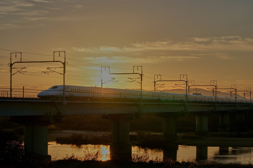 新幹線と朝日