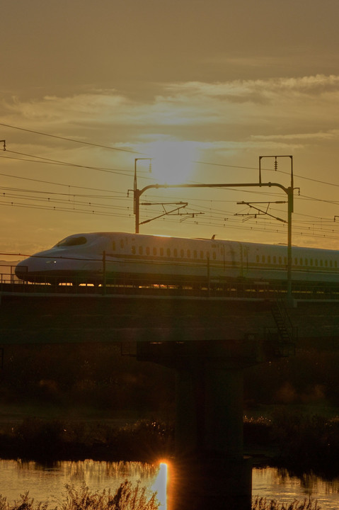 新幹線と朝日