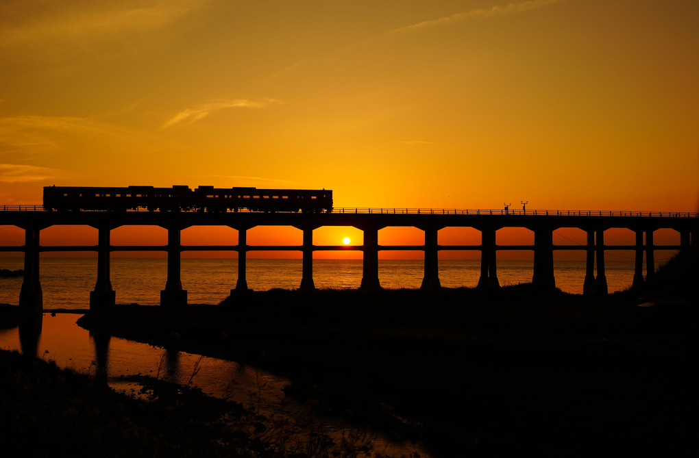 惣郷川橋梁と列車