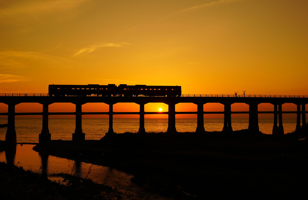 惣郷川橋梁と列車