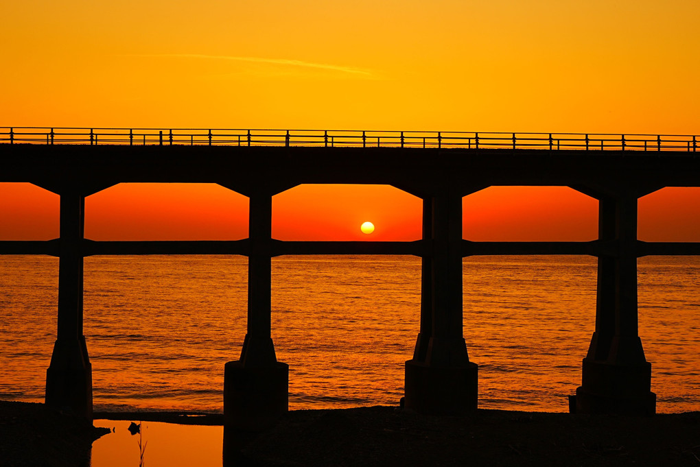 惣郷川橋梁と夕陽