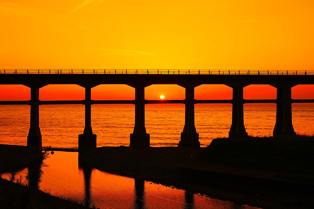 惣郷川橋梁と夕陽