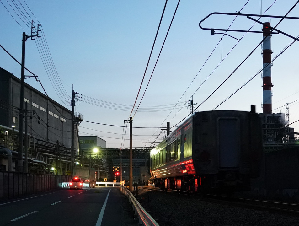 明け方の回送列車