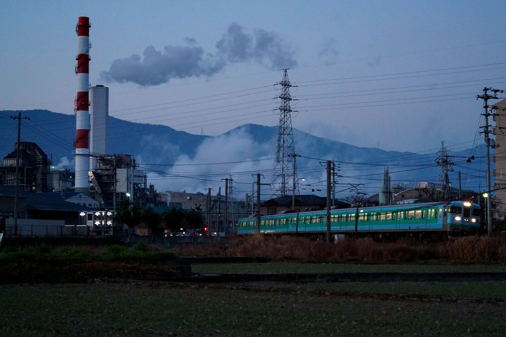 朝の工場と電車