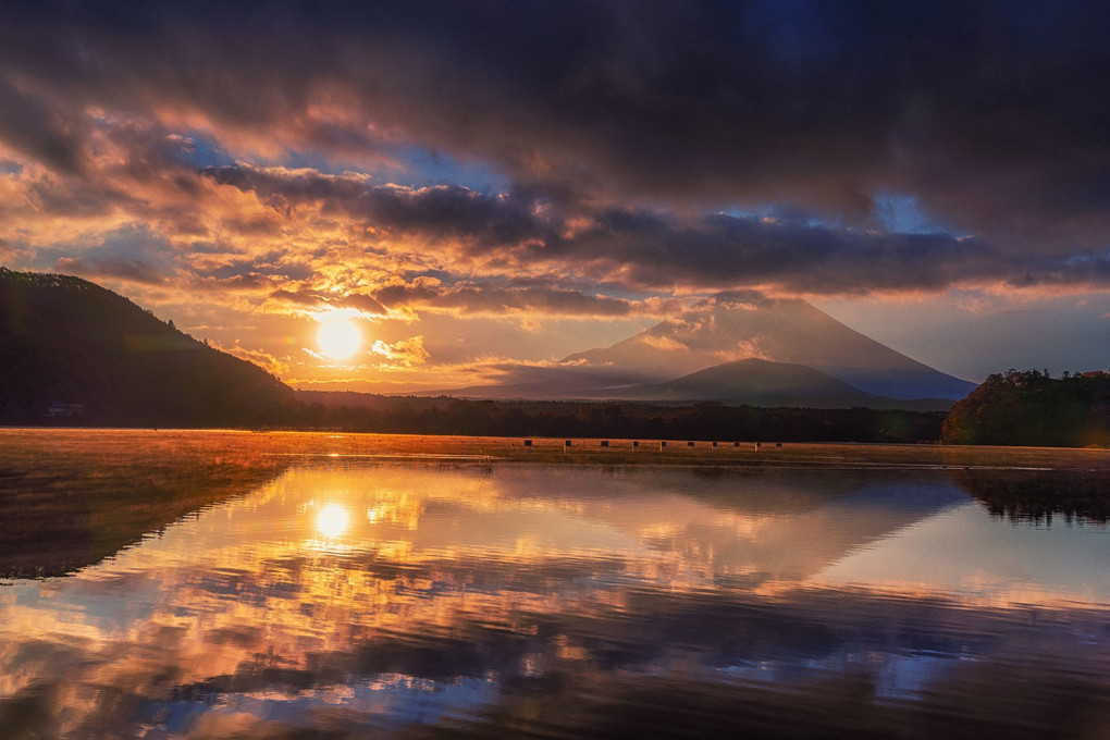精進湖と富士山の朝景