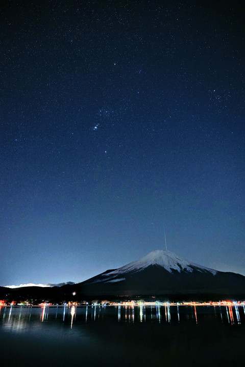 富士山に降り注ぐふたご座流星群