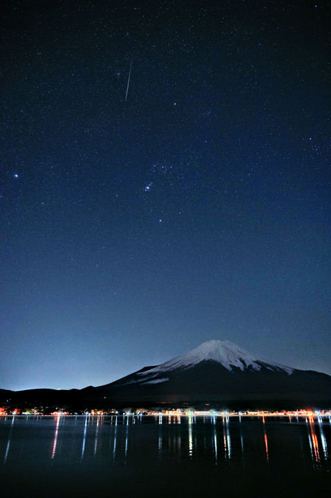 富士山に降り注ぐふたご座流星群