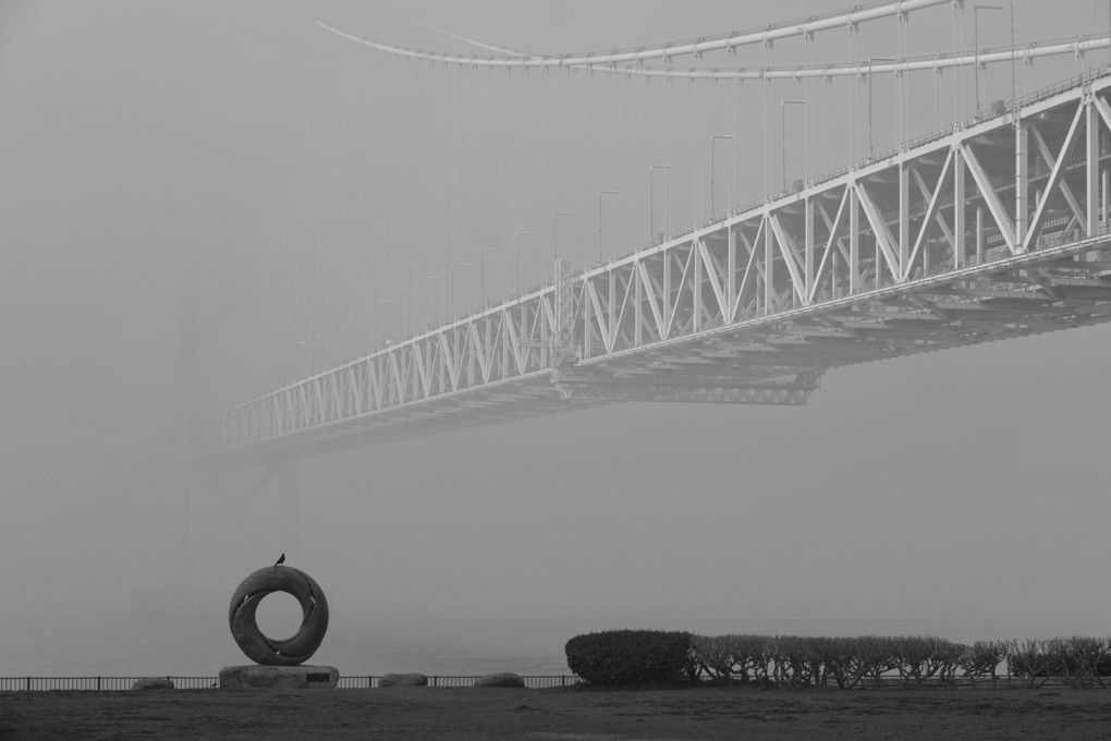 霧の中の明石海峡大橋