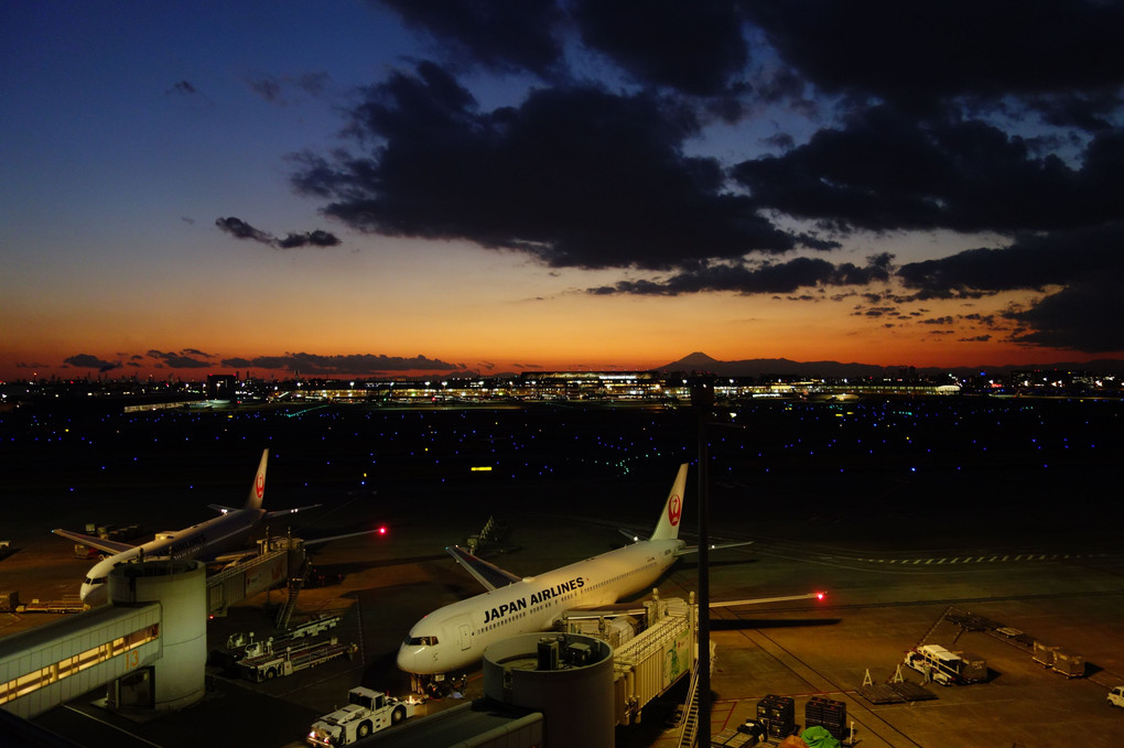 夕焼けと富士山と羽田空港