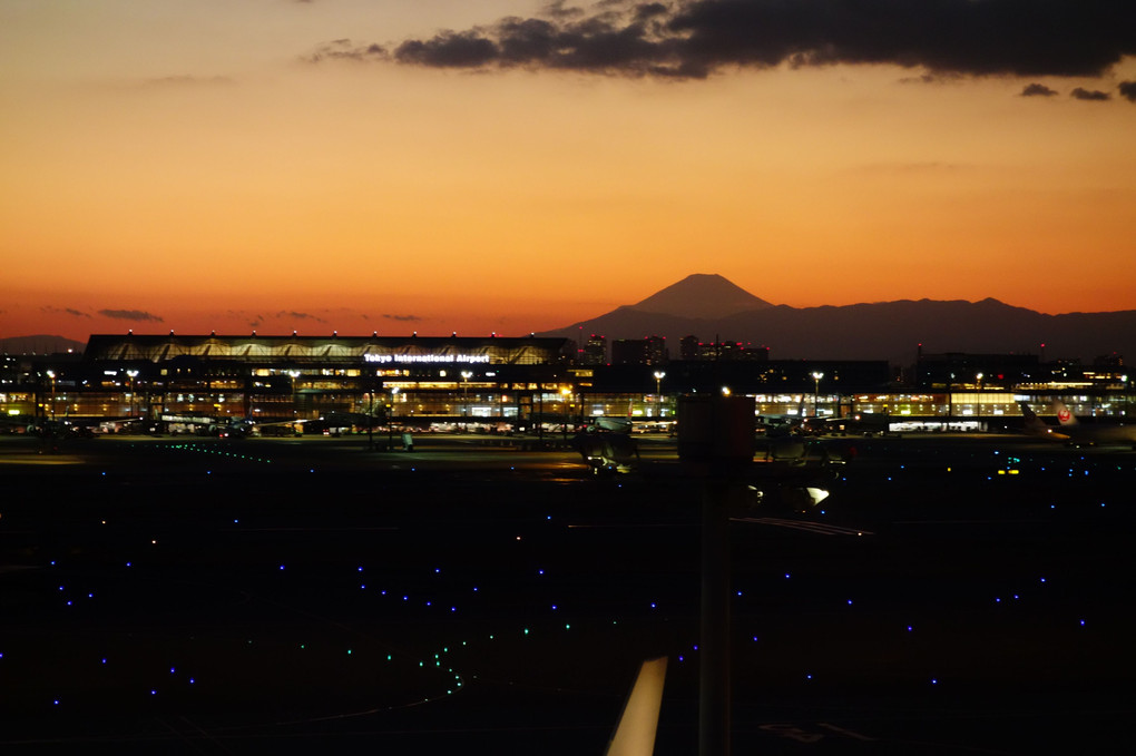 夕焼けと富士山と羽田空港