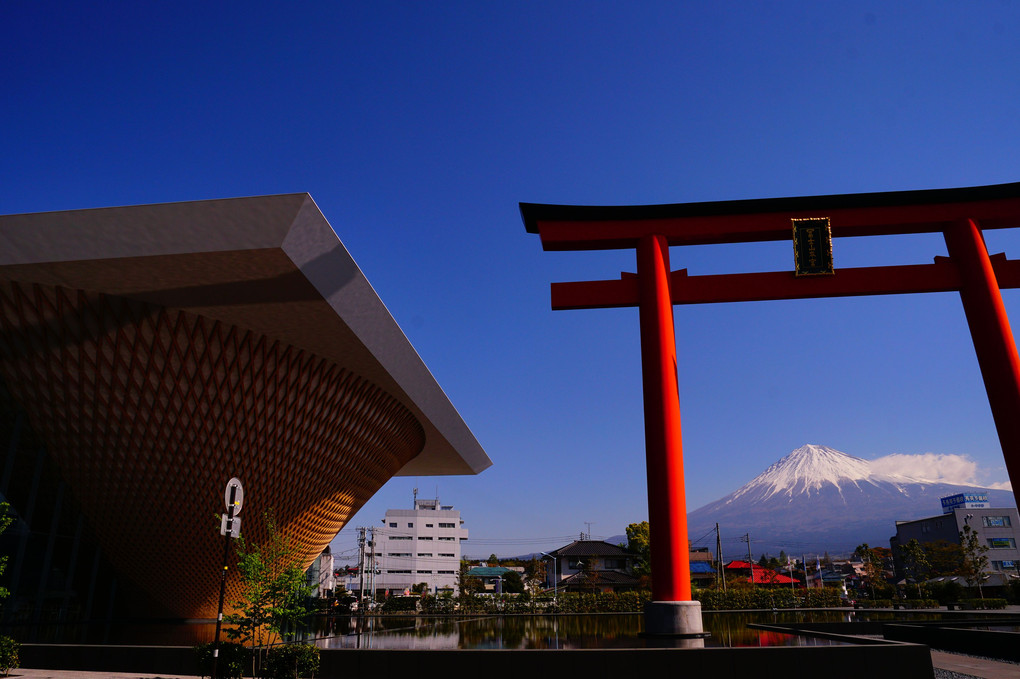 青空と静岡県富士世界遺産センター