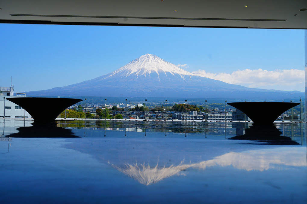 青空と静岡県富士世界遺産センター