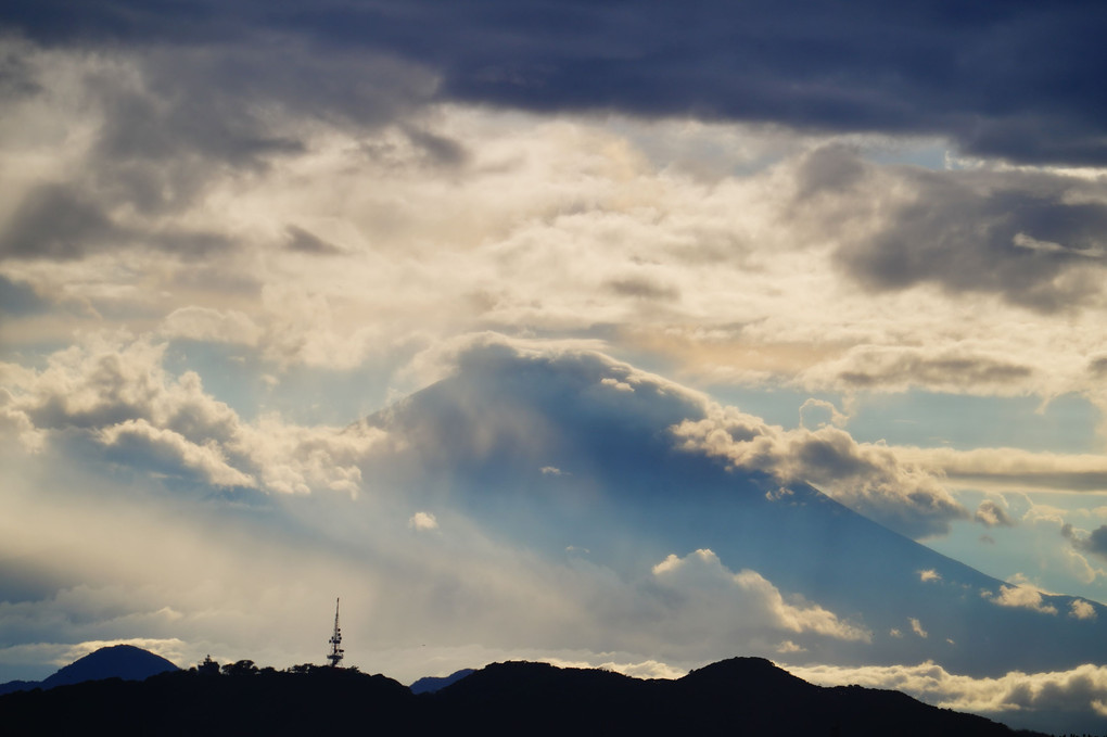 雲と富士山と湘南の海