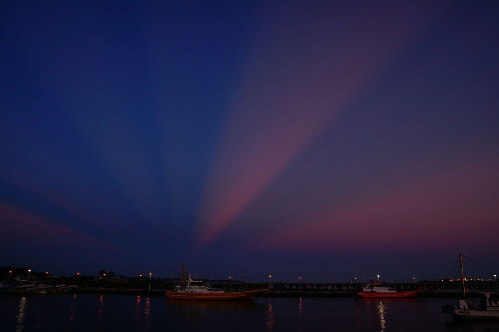 8月4日　片瀬西浜海岸からの薄明光線