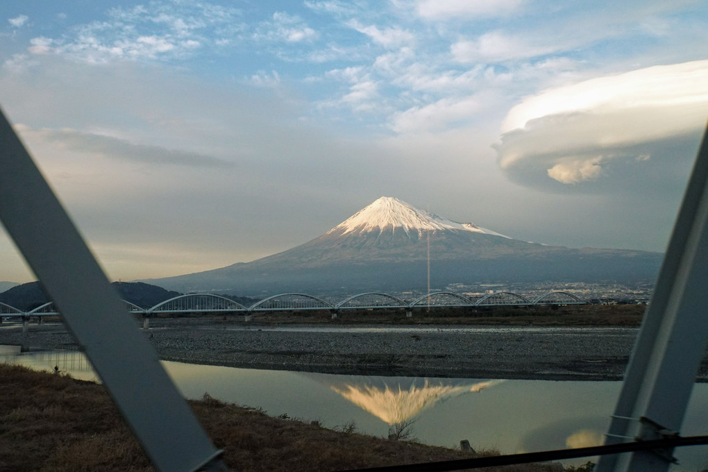 空飛ぶ円盤と逆さ富士