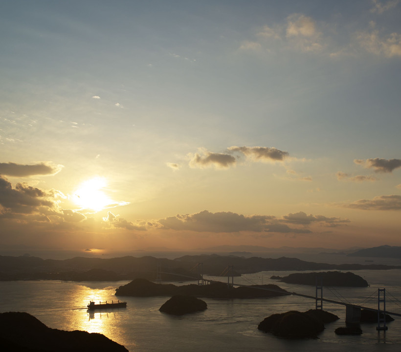 夕日に照らされて。（来島海峡大橋）