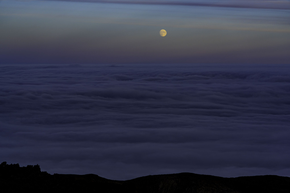 雲原の月