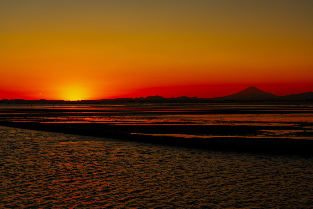 江川海岸で夕陽と富士山