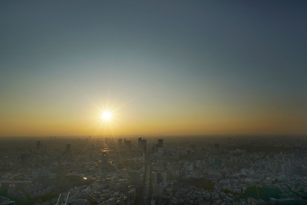 スカイデッキからの夕方の太陽と東京西部