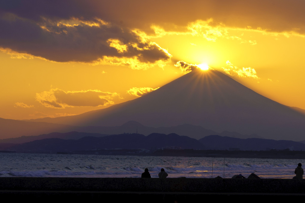 富士山頂に沈む太陽とその太陽を受け止める富士山と