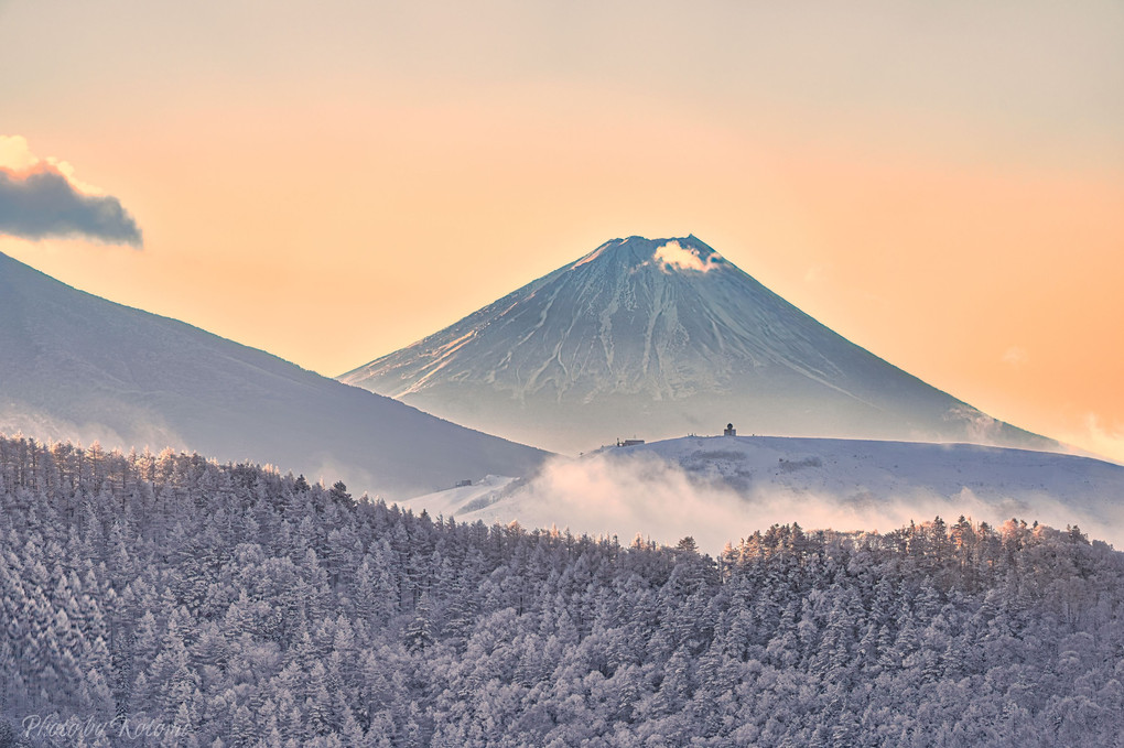 遠くに臨む朝焼けの富士🗻