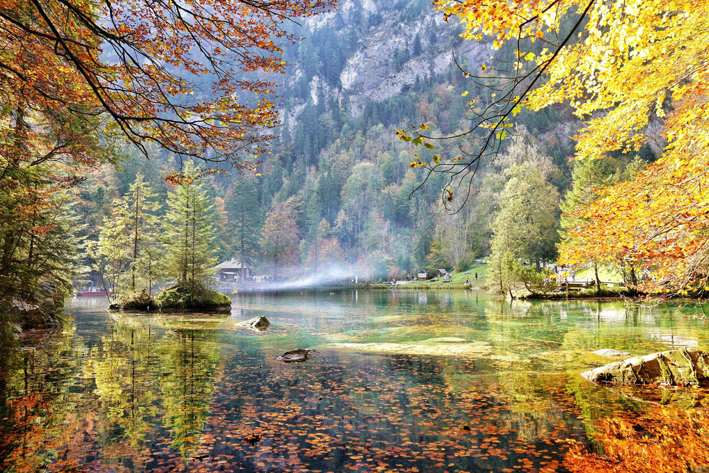 湖面が秋色に染まるとき✨～Blausee in Switzerland～