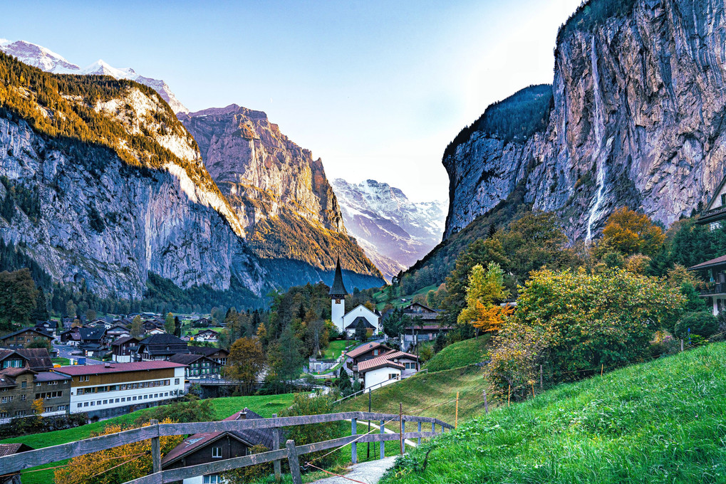 滝が流れ落ちる渓谷の村〜Lauterburunnen Switzerland〜